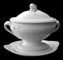 Union Shape_T. & R. Boote (& Co.)_Sauce or Soup Tureen Base, Lid, and Underplate_Item_001